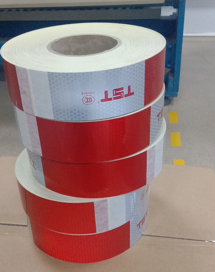 車身反光標(biāo)識(shí).jpg 車身反光標(biāo)識(shí).jpg